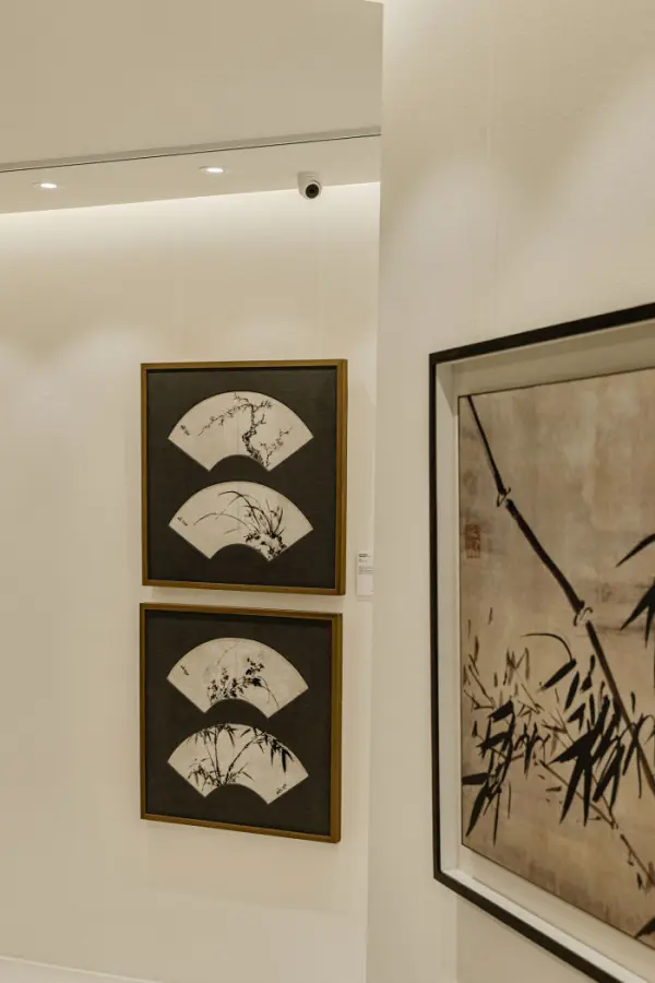 수묵화가 어우러진 동양미 갤러리 전시 공간